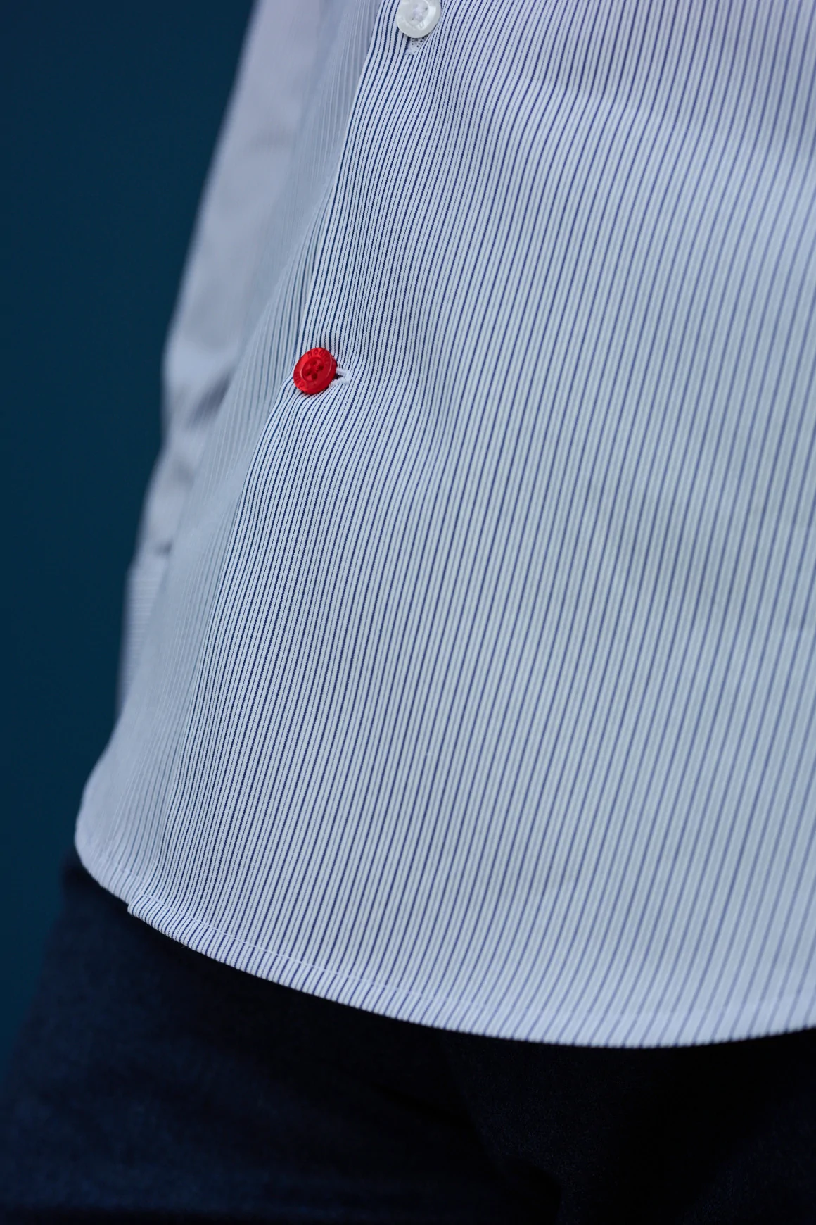 Achat Chemise Fines rayures bouton rouge
