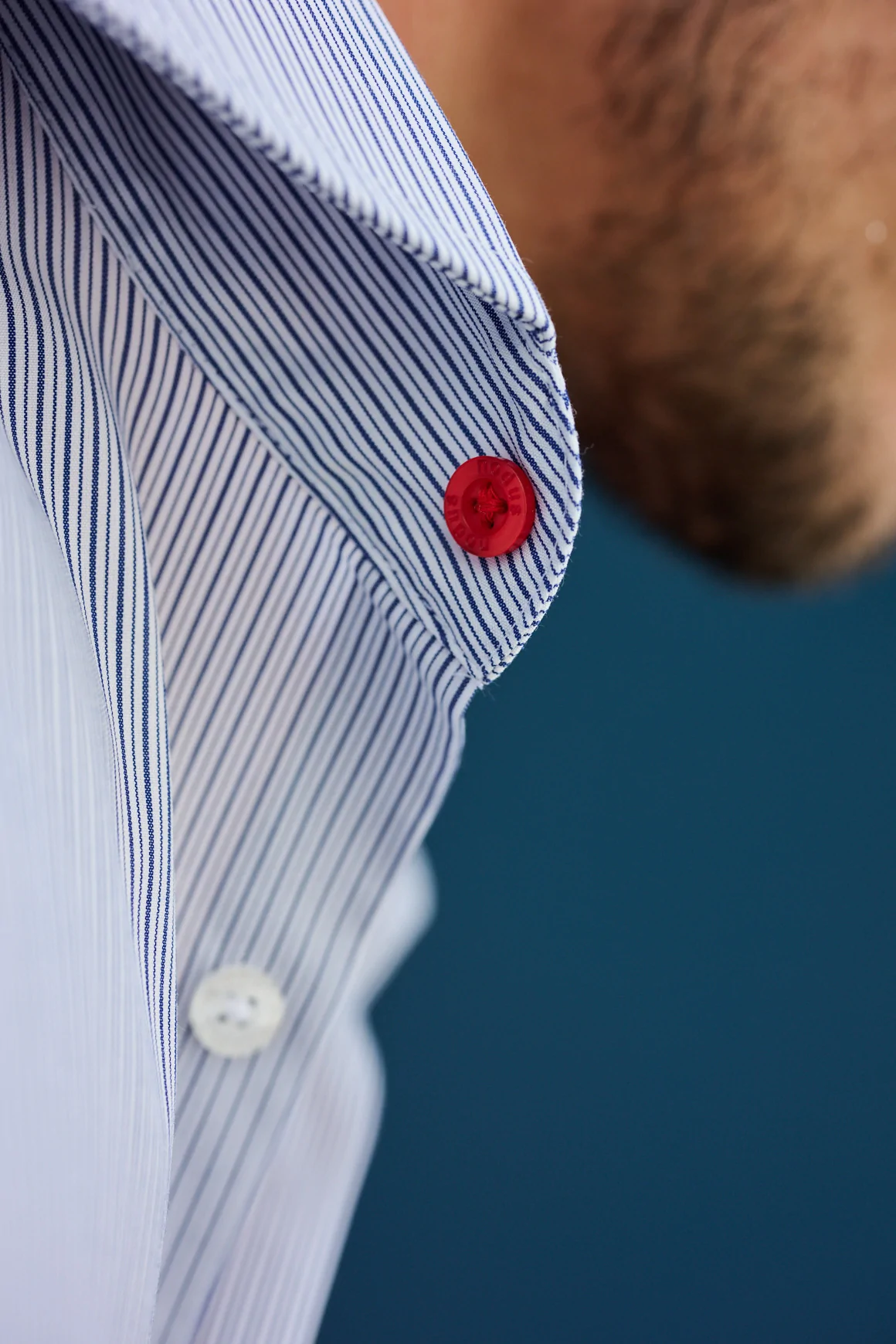 Achat Chemise Fines rayures bouton rouge